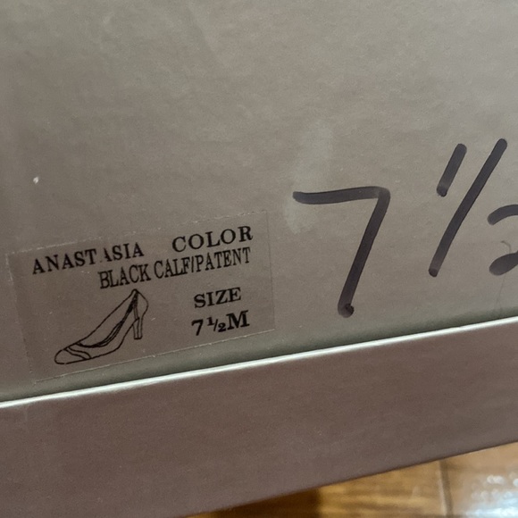 Adrienne Vittadini black leather/patent heels. Size 7.5 - Picture 13 of 13